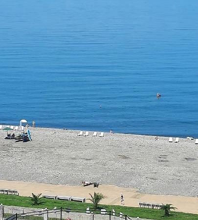 Apartment Desi With Sea View On The Beach In バトゥーミ エクステリア 写真