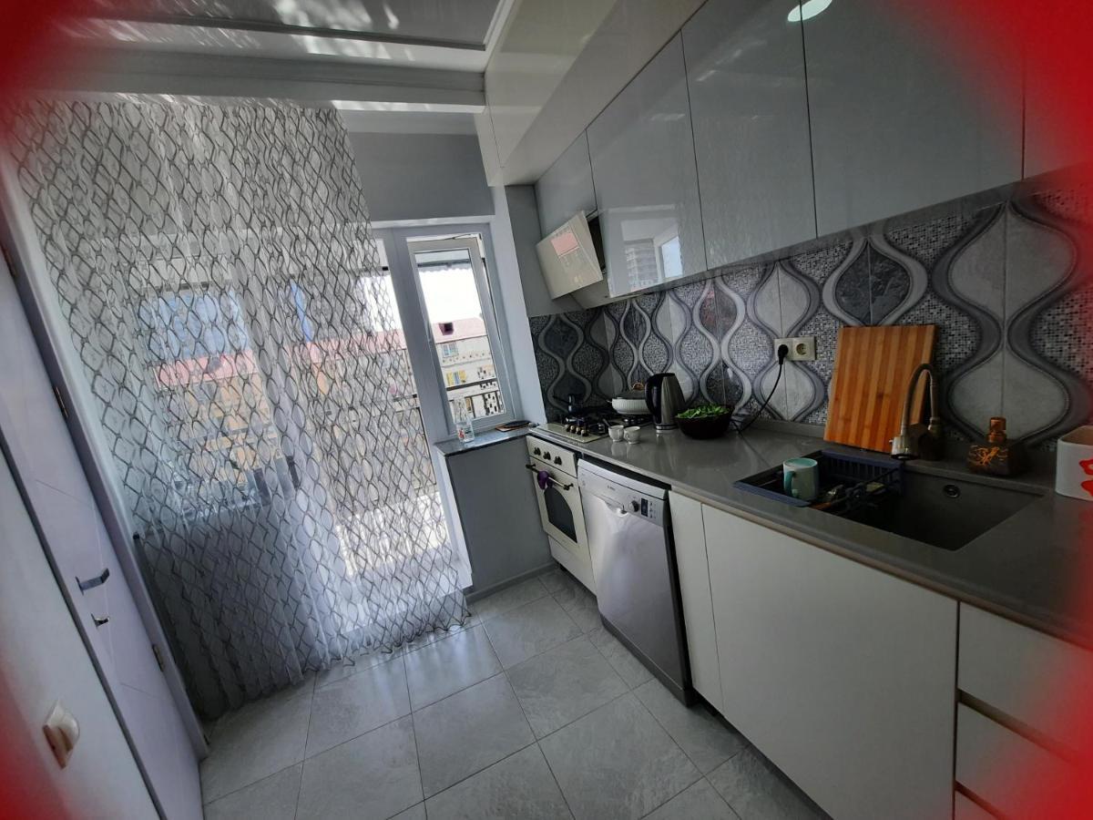 Apartment Desi With Sea View On The Beach In バトゥーミ エクステリア 写真
