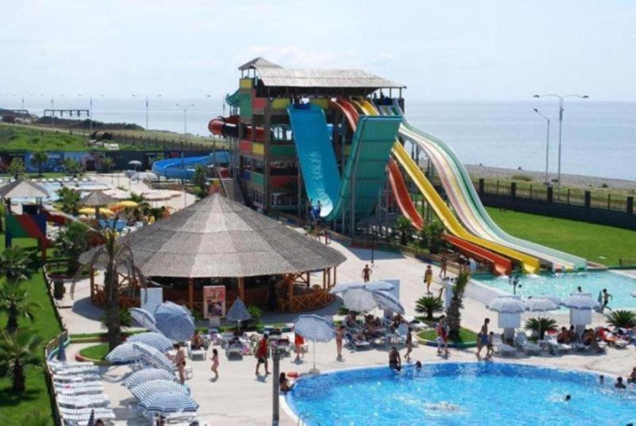 Apartment Desi With Sea View On The Beach In バトゥーミ エクステリア 写真
