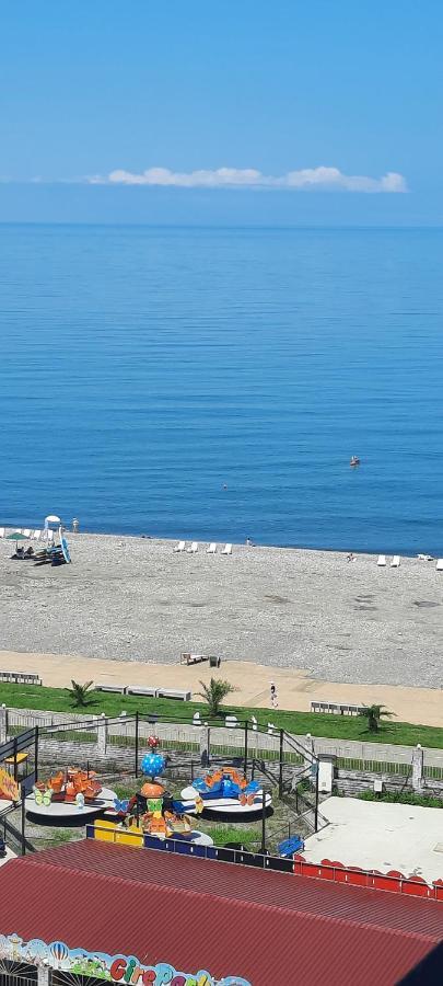Apartment Desi With Sea View On The Beach In バトゥーミ エクステリア 写真