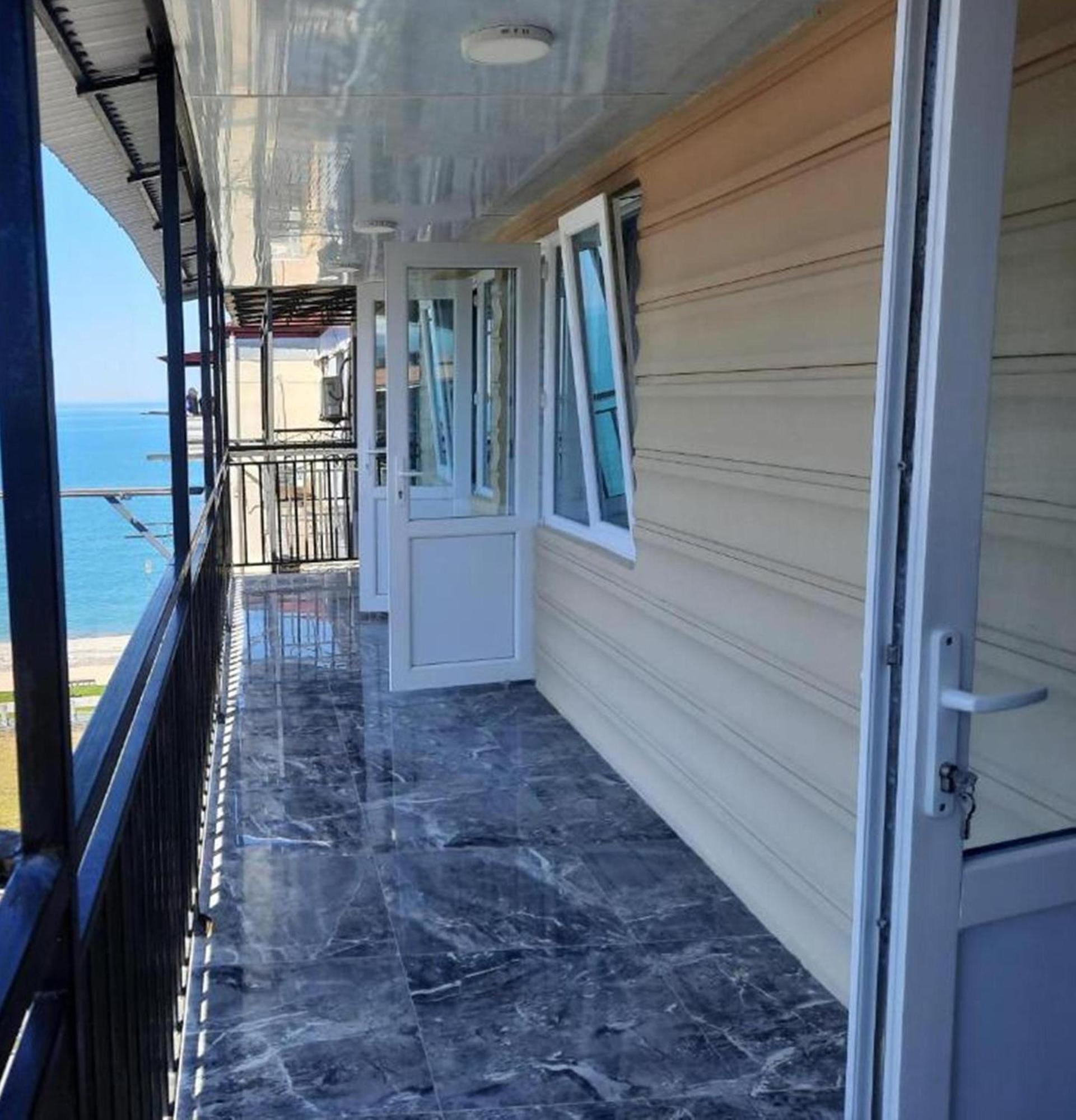 Apartment Desi With Sea View On The Beach In バトゥーミ エクステリア 写真