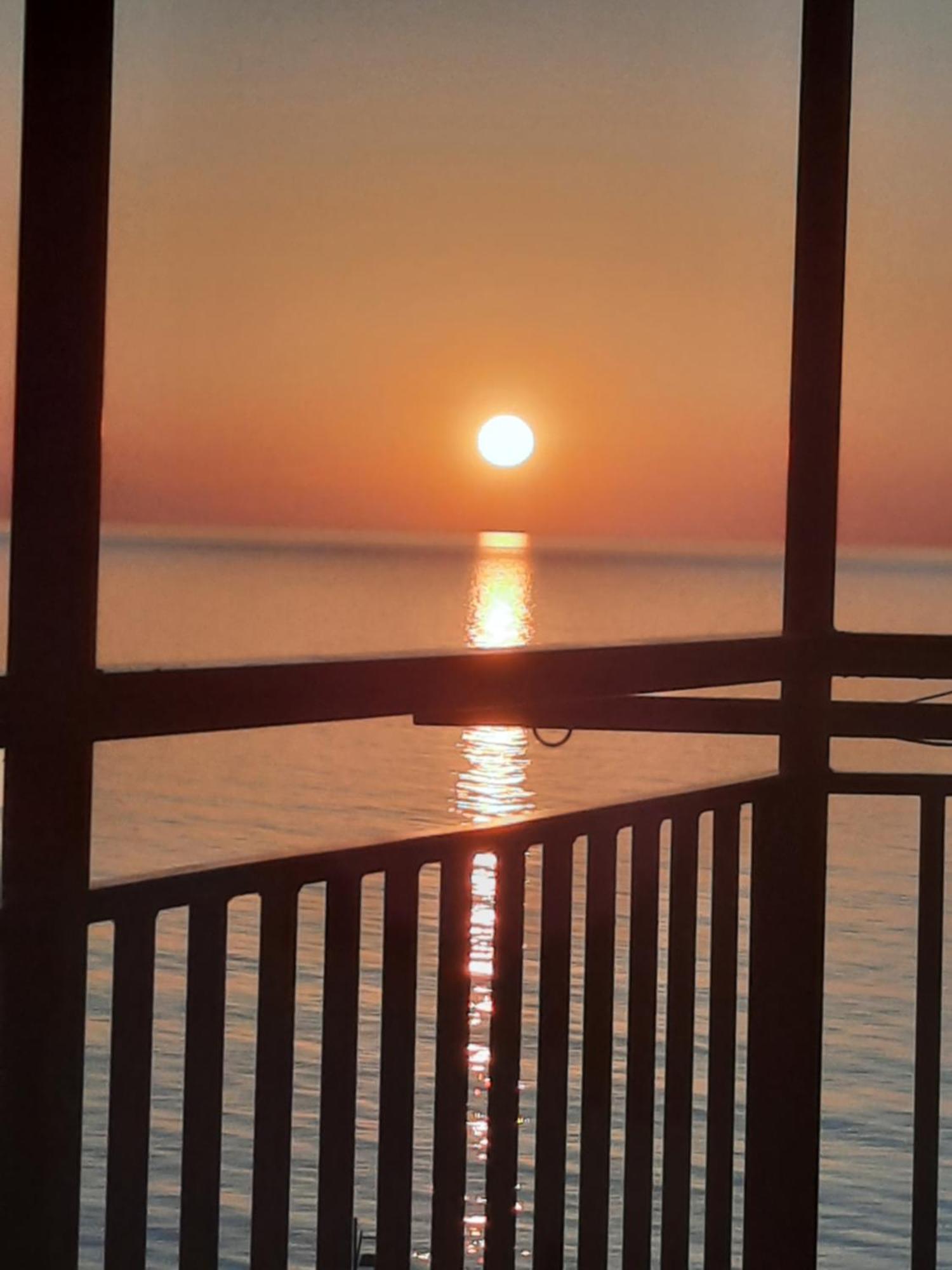 Apartment Desi With Sea View On The Beach In バトゥーミ エクステリア 写真
